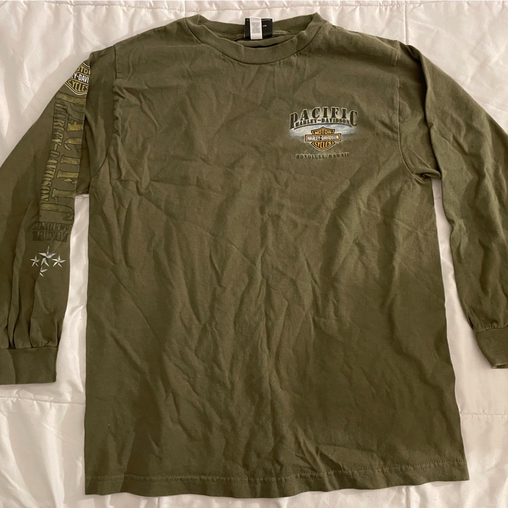 Harley Davidson olive green long sleeve shirt. Writing on one sleeve. size L.